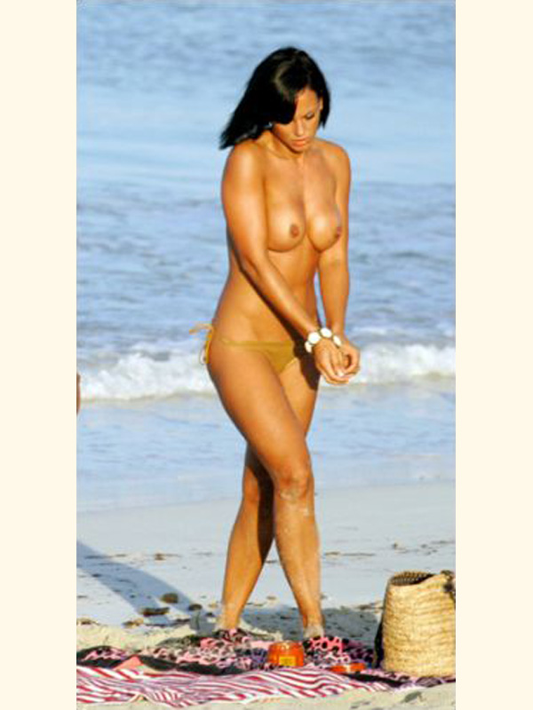 nereida-gallardo-topless-beach-05.jpg