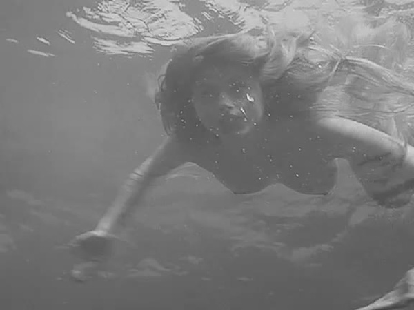 estella-warren-swims-topless-innocence-cap-02.jpg