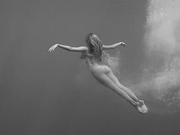 estella-warren-swims-topless-innocence-cap-06.jpg