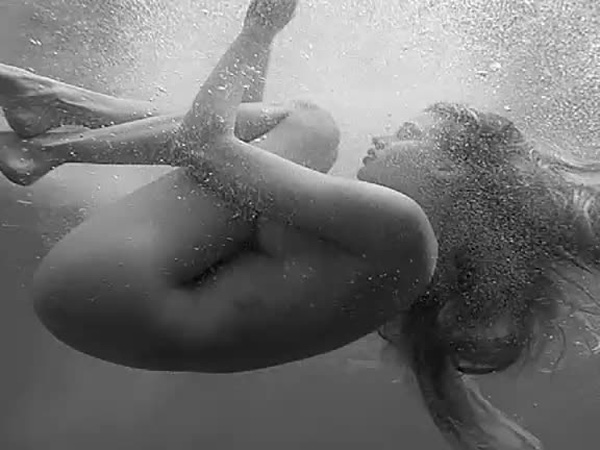 estella-warren-swims-topless-innocence-cap-04.jpg