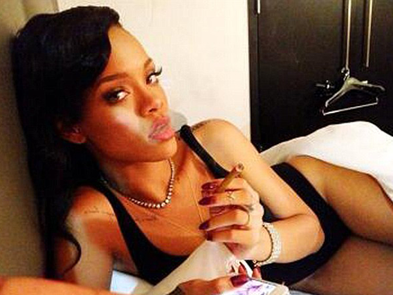 rihanna-in-lingerie-laying-in-her-bed-on-twitter-01.jpg