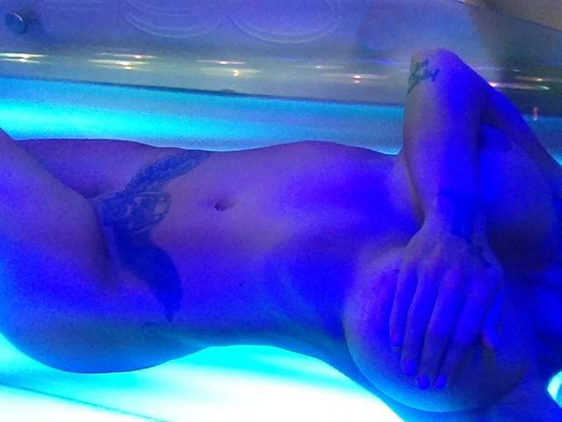 jodie-marsh-covers-her-boobs-while-tanning-02.jpg