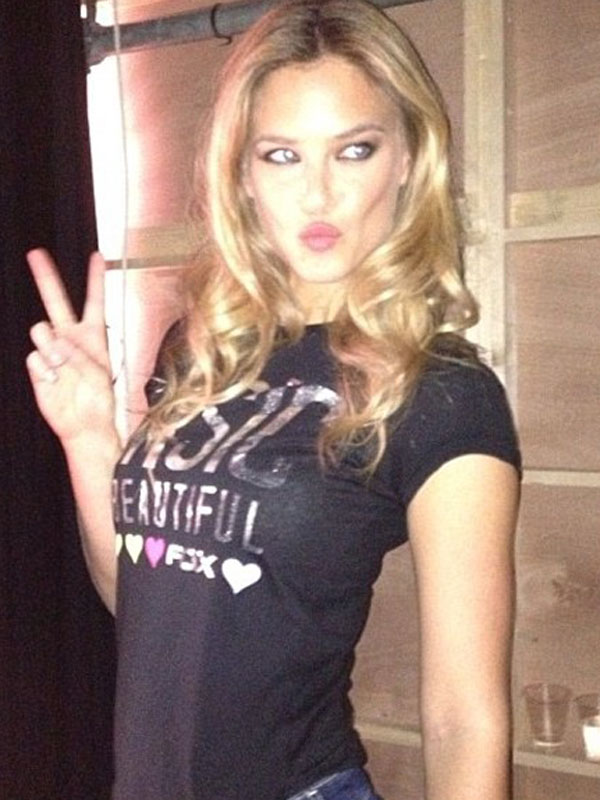 bar-refaeli-throws-up-the-peace-sign-twitpic.jpg