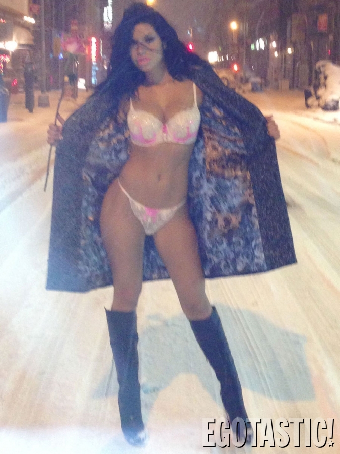 suelyn-medeiros-shows-off-her-body-during-the-snowstorm-02-675x900.jpg