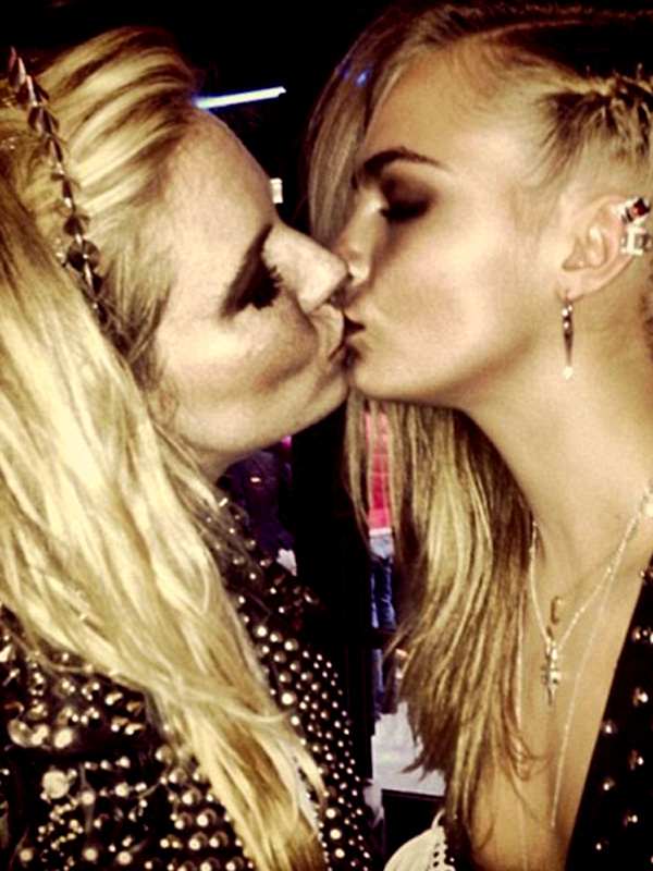 cara-delevingne-and-sienna-miller-kissing-in-instagram.jpg